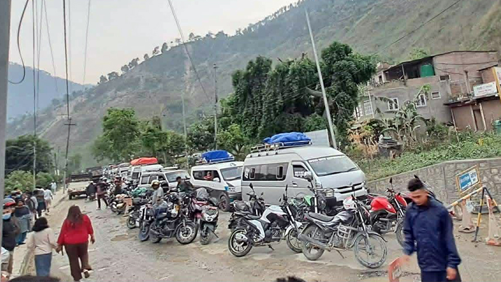 वर्षाले डाइभर्सन बगायो, बीपी राजमार्ग पूर्ण अवरुद्ध — सयौं सवारी प्रभावित